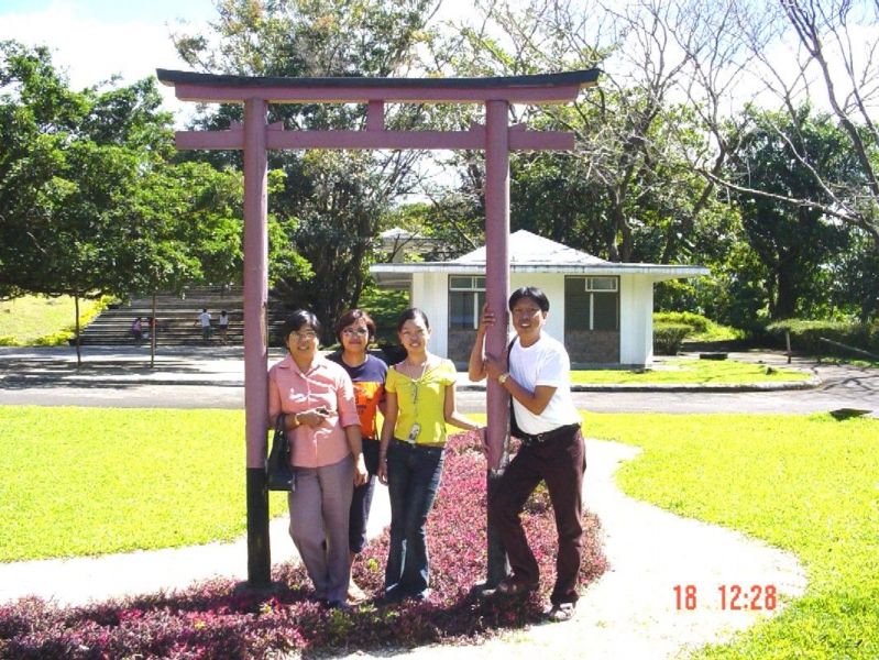 Joey Lawang's Family and his sister
